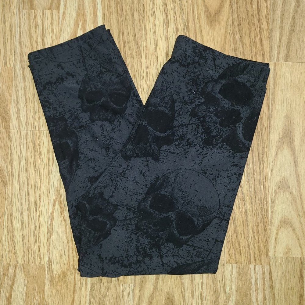 Viv Collection Black and Gray Skull Patterned Capri Leggings